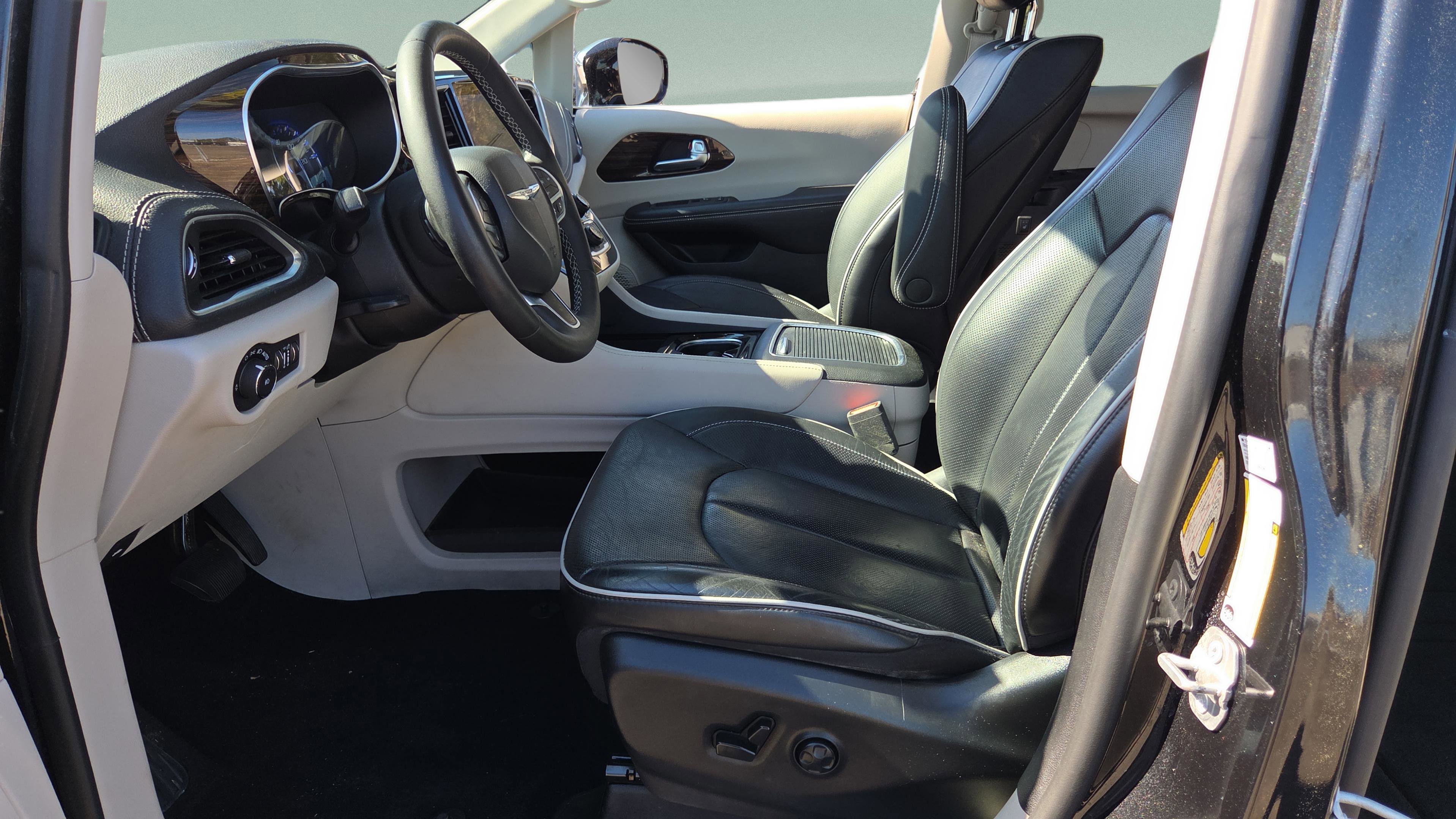 Used 2023 Chrysler Pacifica Limited w/ Uconnect Theater Family Group image 12