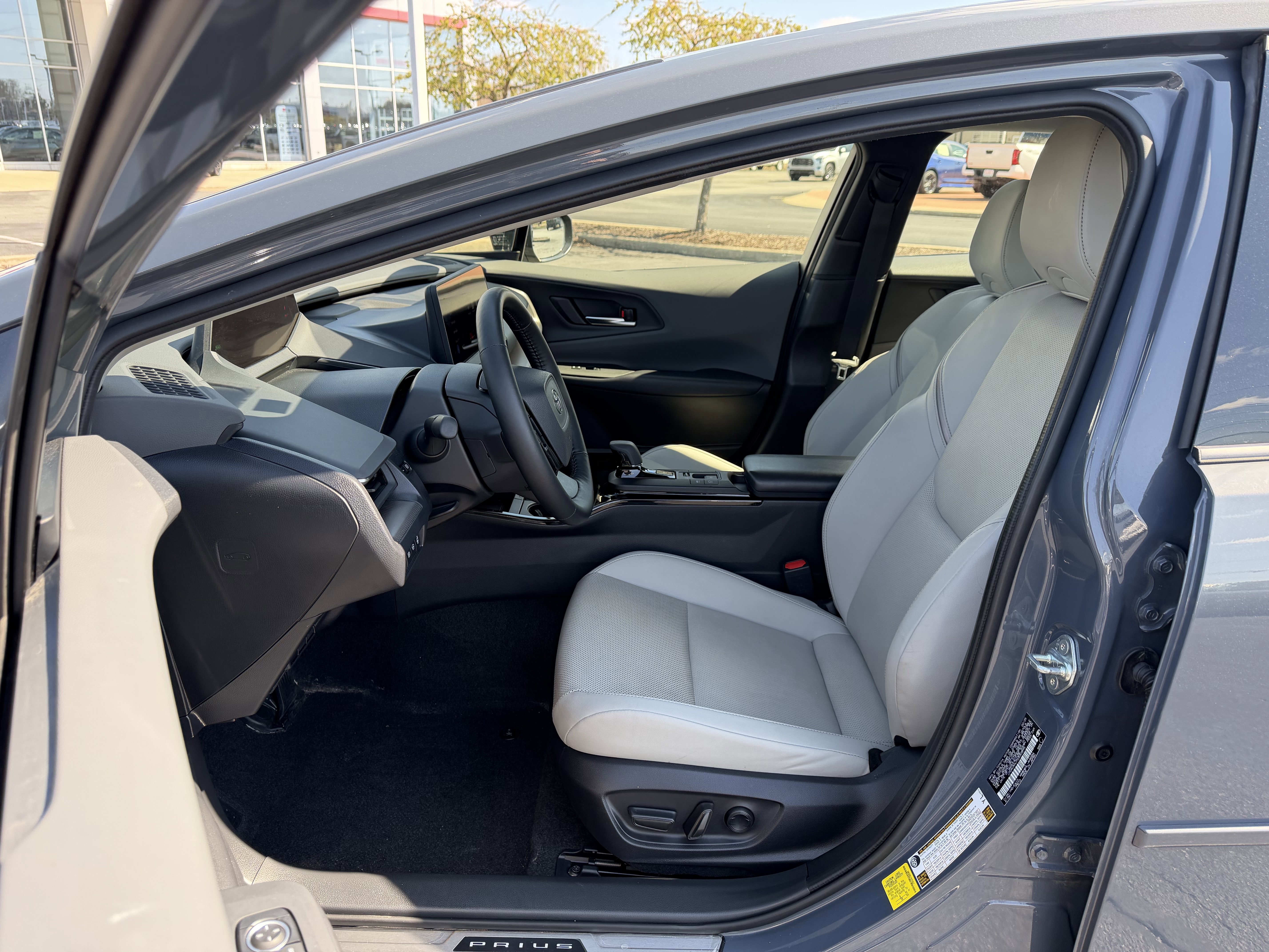 Used 2025 Toyota Prius XLE image 14