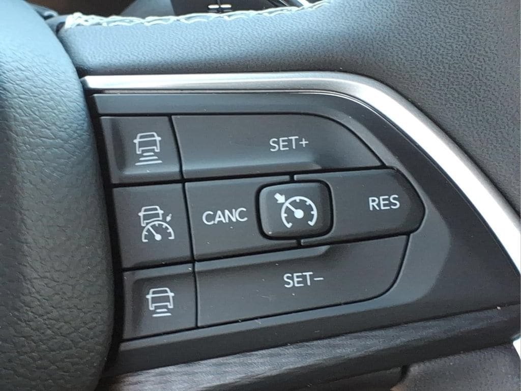 Used 2023 Jeep Grand Cherokee L Laredo AWD/4WD image 22