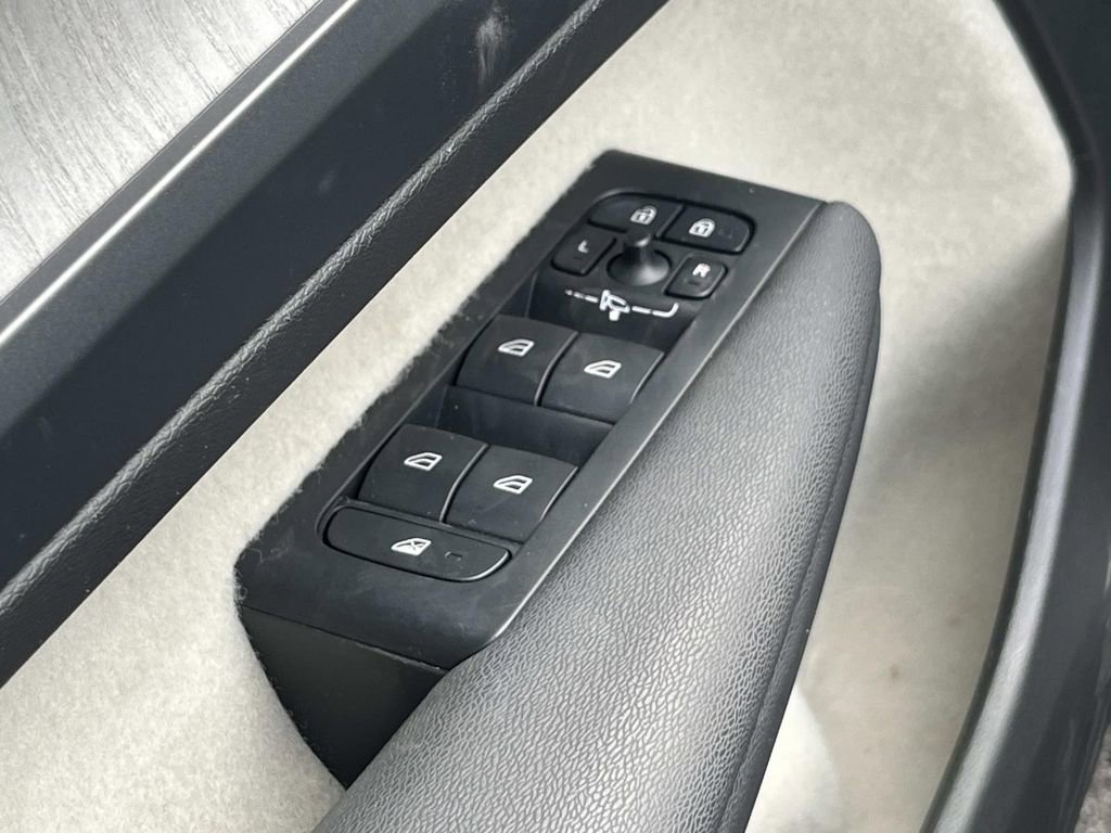 Used 2023 Volvo XC40 B4 Plus w/ Driver Assist Package image 21
