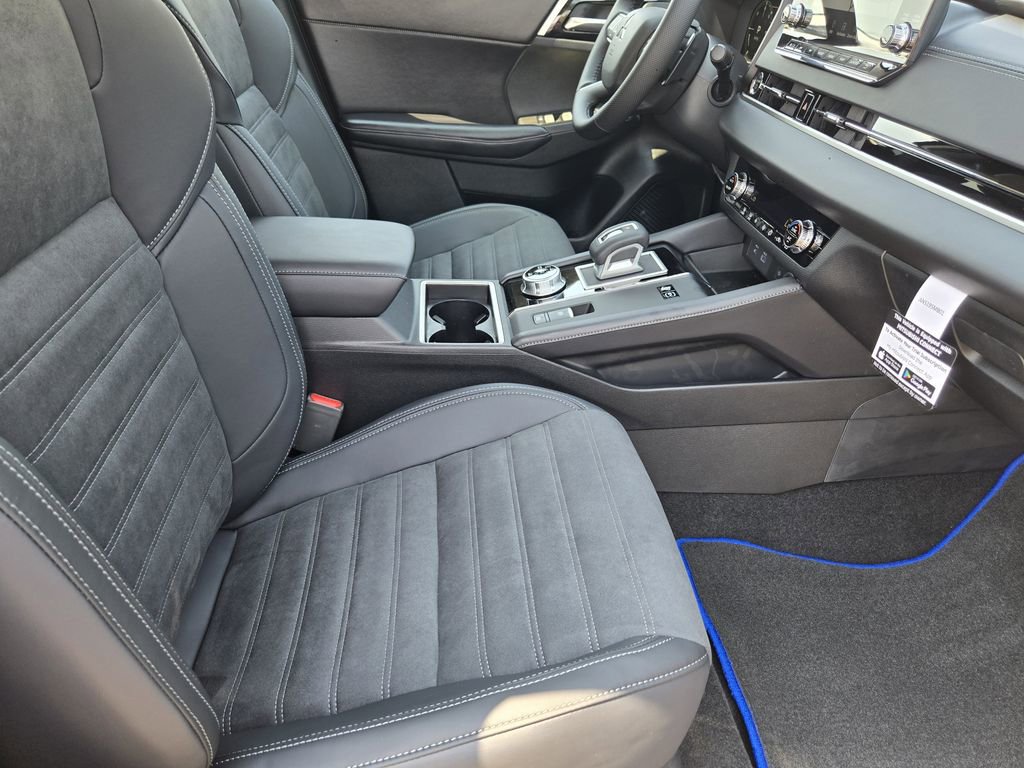 New 2025 Mitsubishi Outlander SE image 10