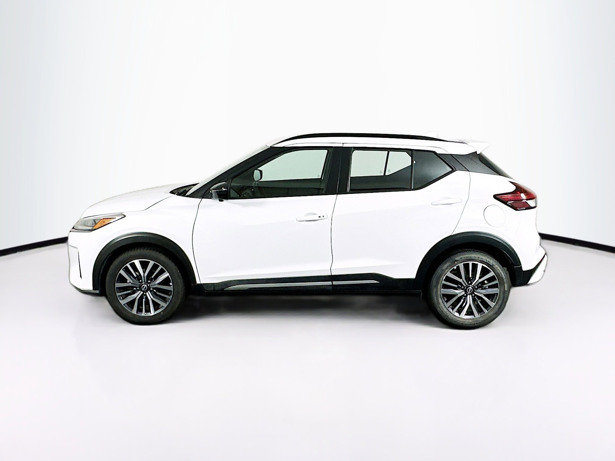 Used 2024 Nissan Kicks SR image 4