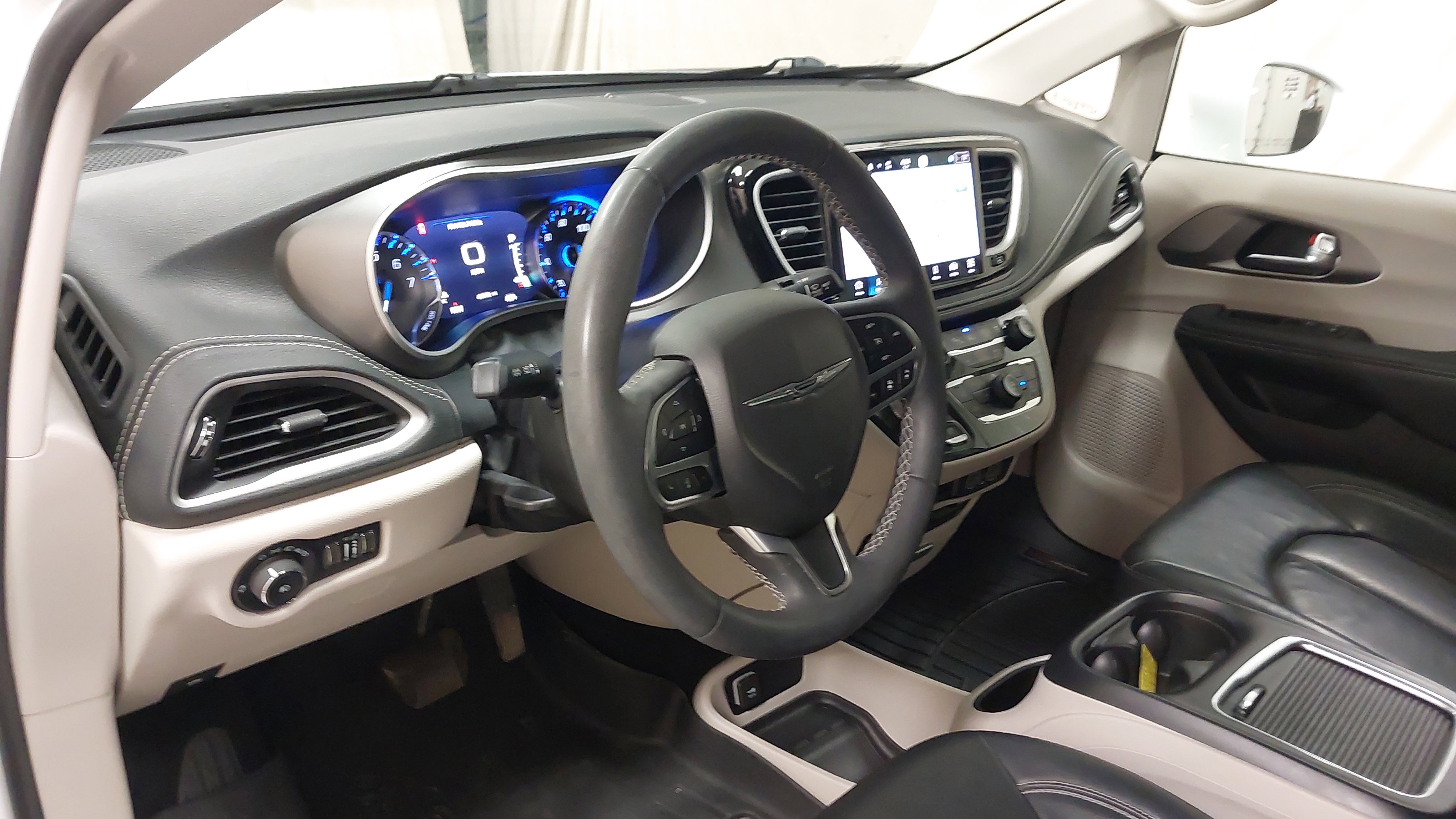 Used 2022 Chrysler Pacifica Touring-L w/ Uconnect Theater Family Group FWD image 18