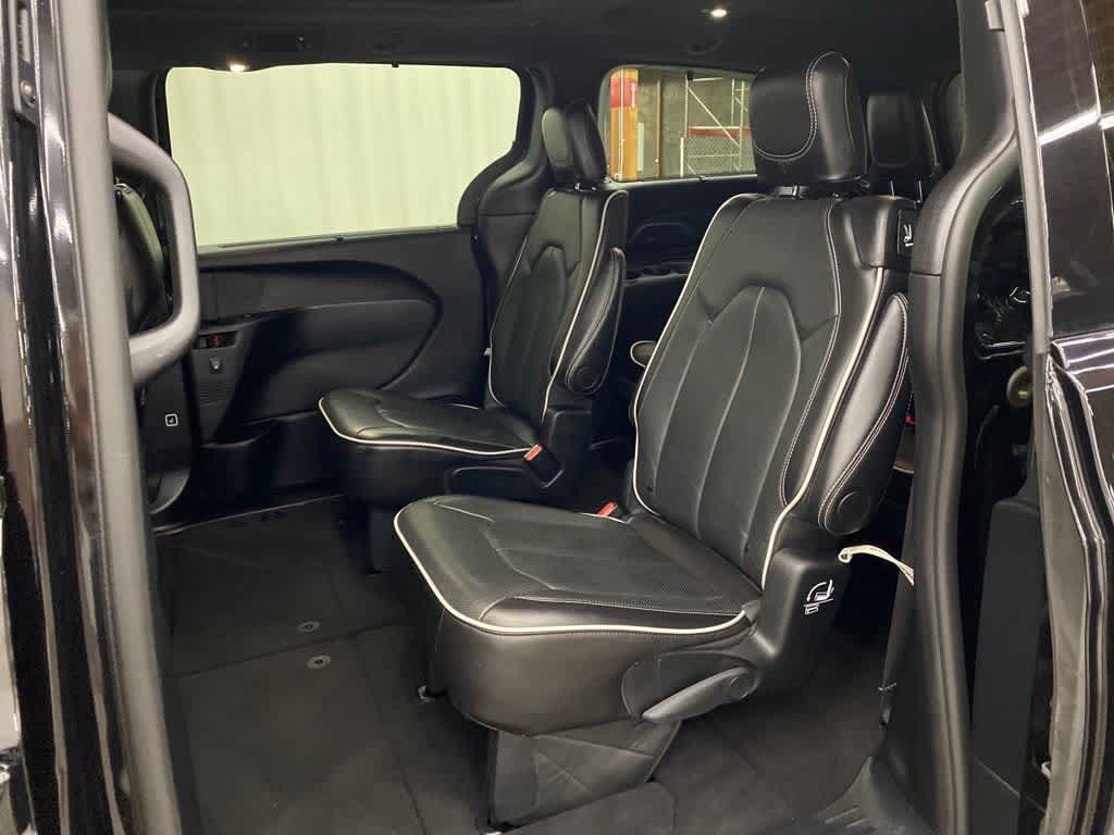 Used 2025 Chrysler Pacifica Limited FWD image 16