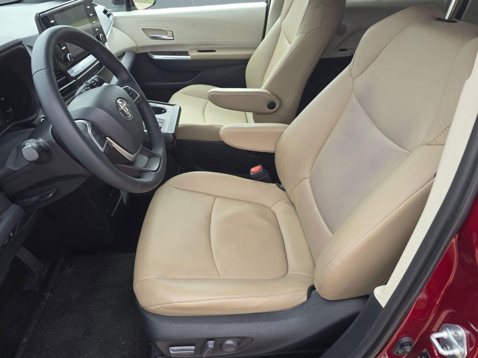 Used 2022 Toyota Sienna XLE w/ XLE Plus Package image 4