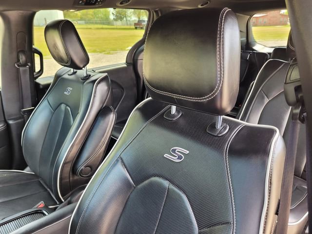 Used 2025 Chrysler Pacifica Limited image 30