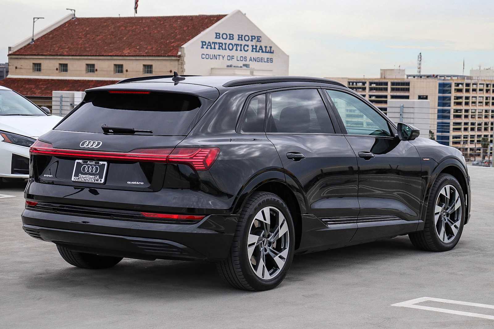 Used 2023 Audi e-tron Premium w/ Convenience Plus Package image 4