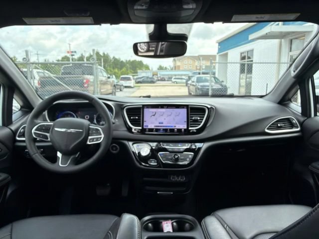 Used 2025 Chrysler Pacifica Select FWD image 9