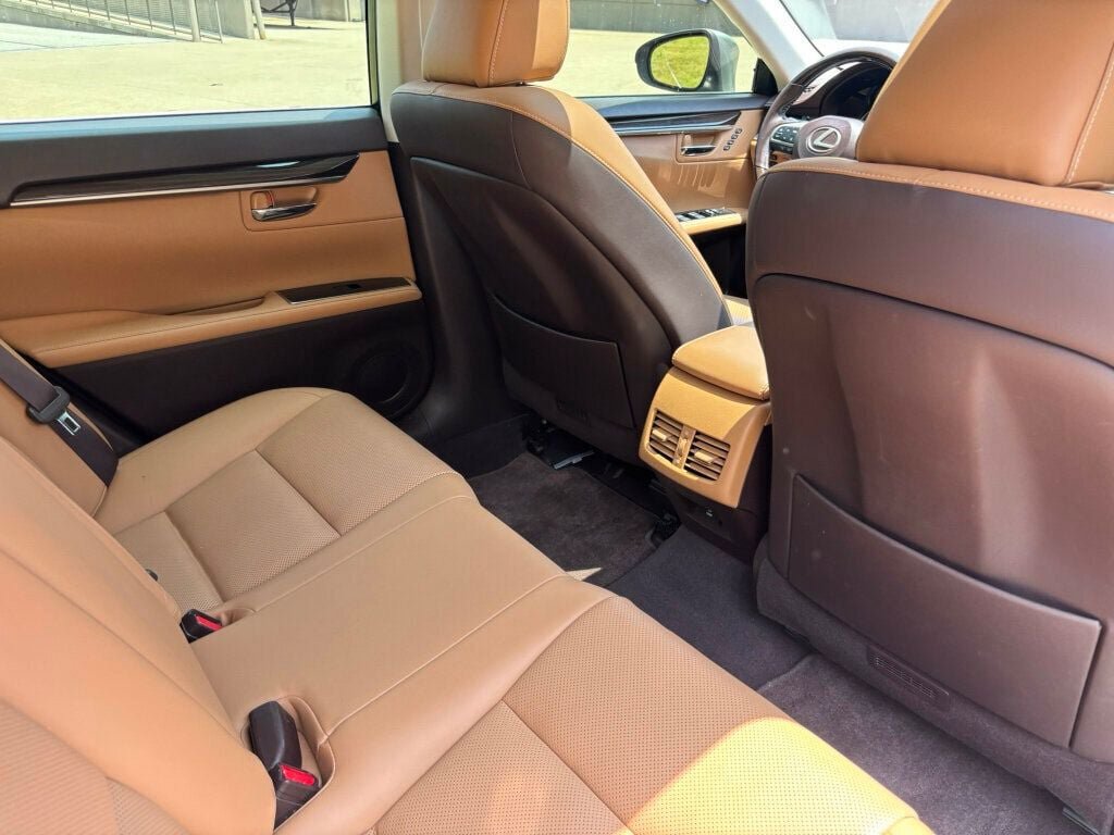 Used 2016 Lexus ES 350 w/ Premium Package w/Wood Trim FWD image 19
