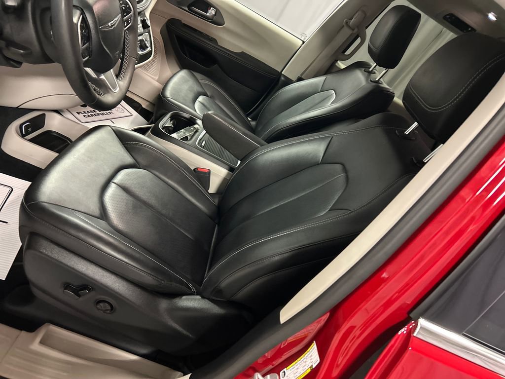 Used 2024 Chrysler Pacifica Select image 12