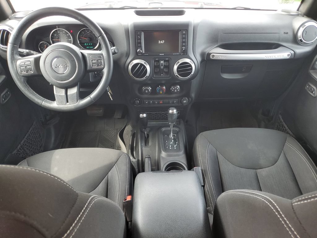 Used 2016 Jeep Wrangler Unlimited Sahara w/ Connectivity Group AWD/4WD image 18