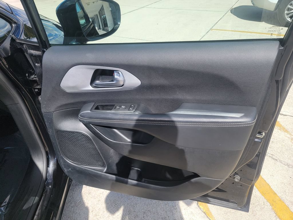 Used 2025 Chrysler Pacifica Limited FWD image 14