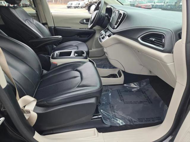 Certified 2024 Chrysler Pacifica Select image 6