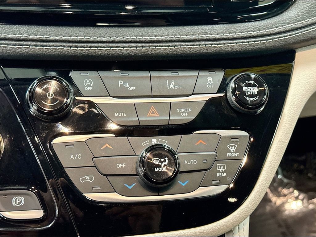 Used 2023 Chrysler Pacifica Limited image 9
