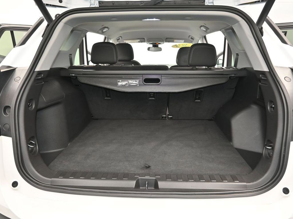 Used 2023 GMC Terrain SLE w/ Driver Convenience Package image 10