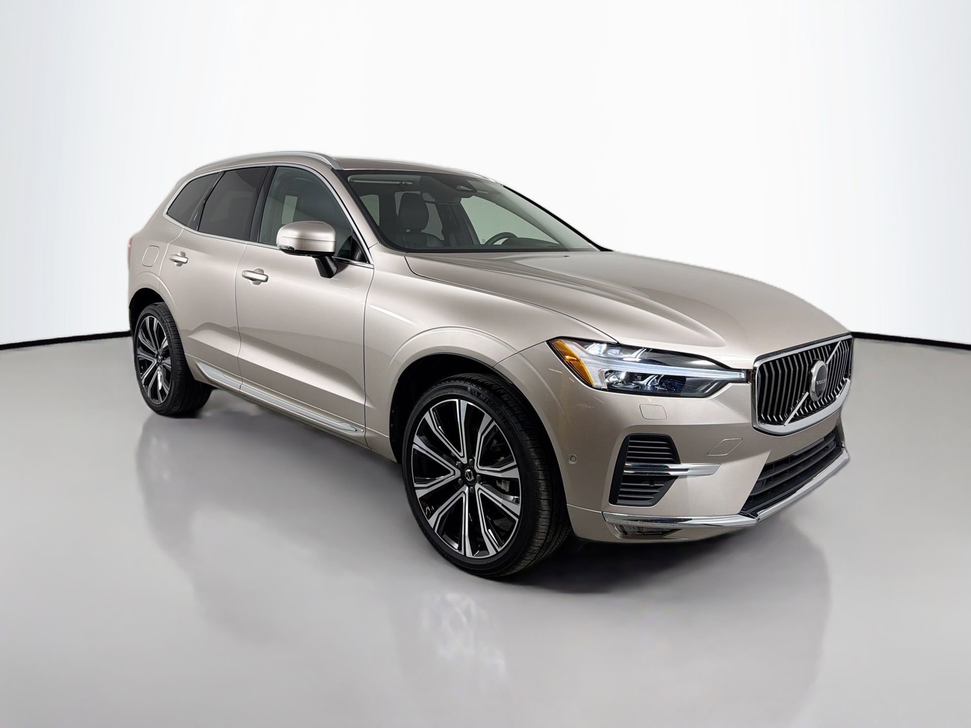 Certified 2023 Volvo XC60 B5 Ultimate w/ Climate Package AWD/4WD image 3