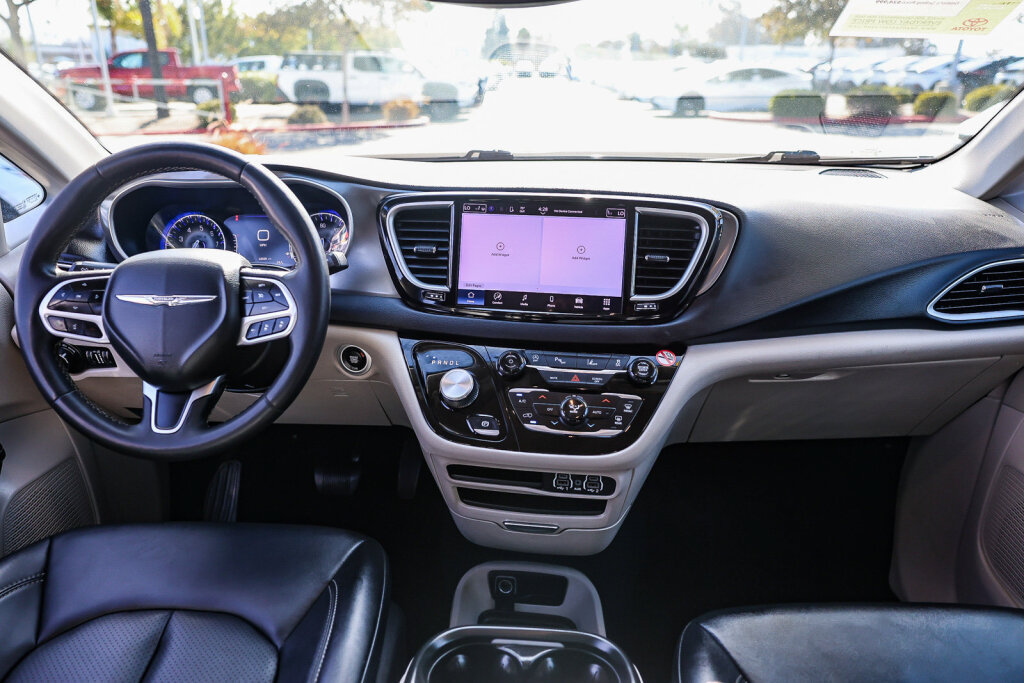 Used 2024 Chrysler Pacifica Touring-L FWD image 2