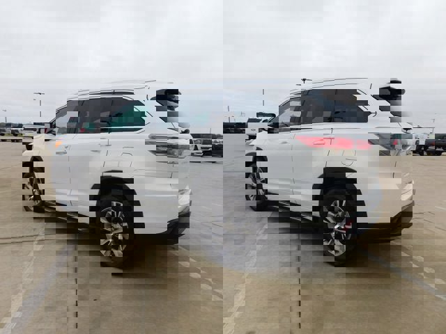 Used 2014 Toyota Highlander XLE image 4