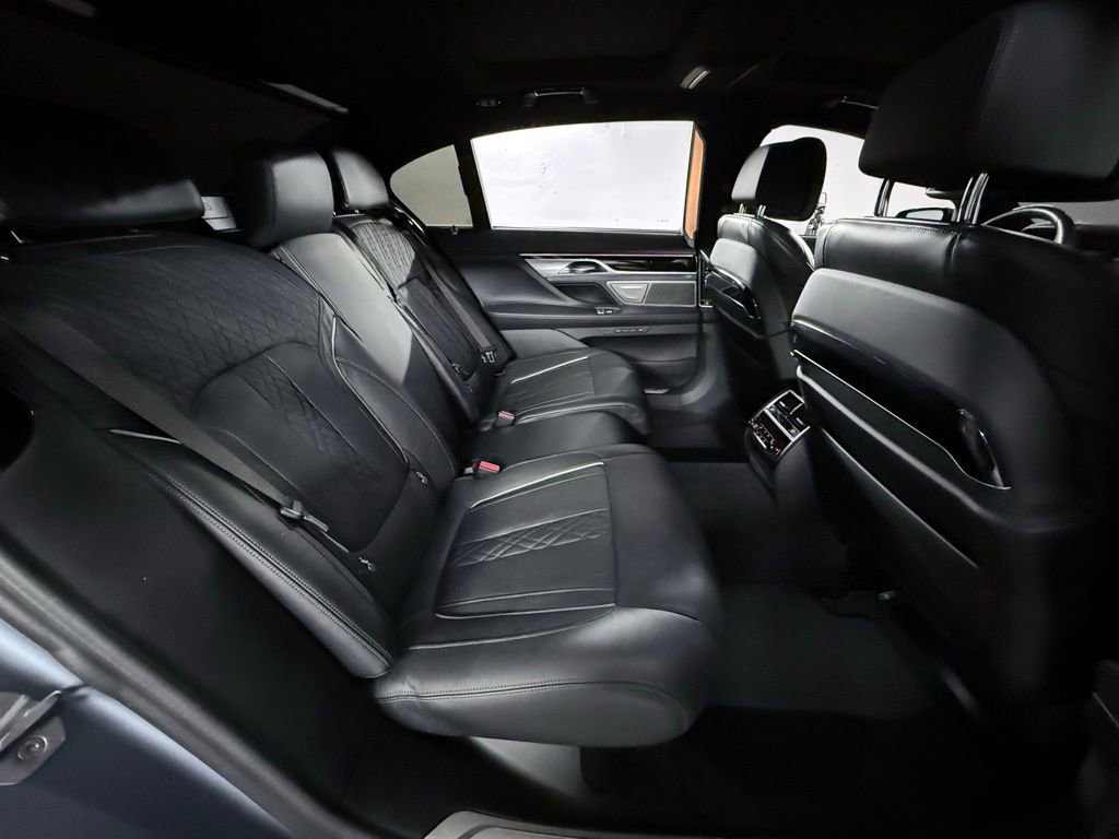 Used 2022 BMW 750i xDrive w/ Luxury Rear Seating Package image 21