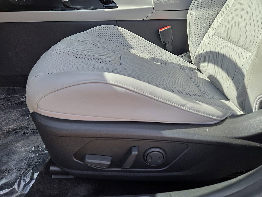 Used 2025 Hyundai Elantra Limited image 24