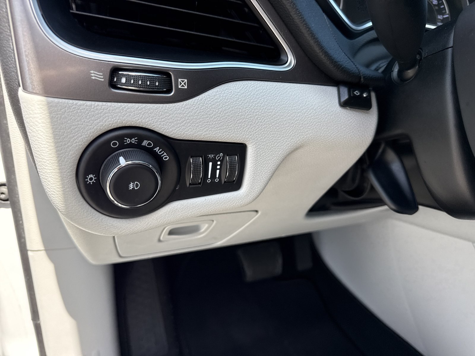 Used 2021 Jeep Cherokee Latitude Plus FWD image 17