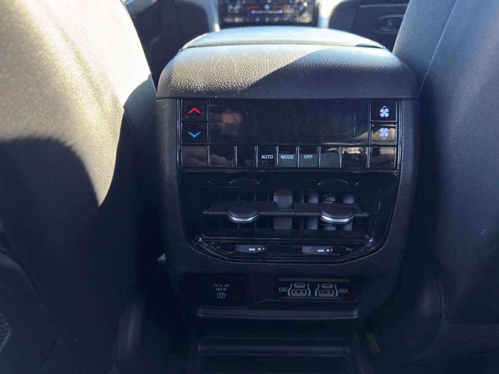 Used 2023 Jeep Grand Cherokee L Laredo image 13