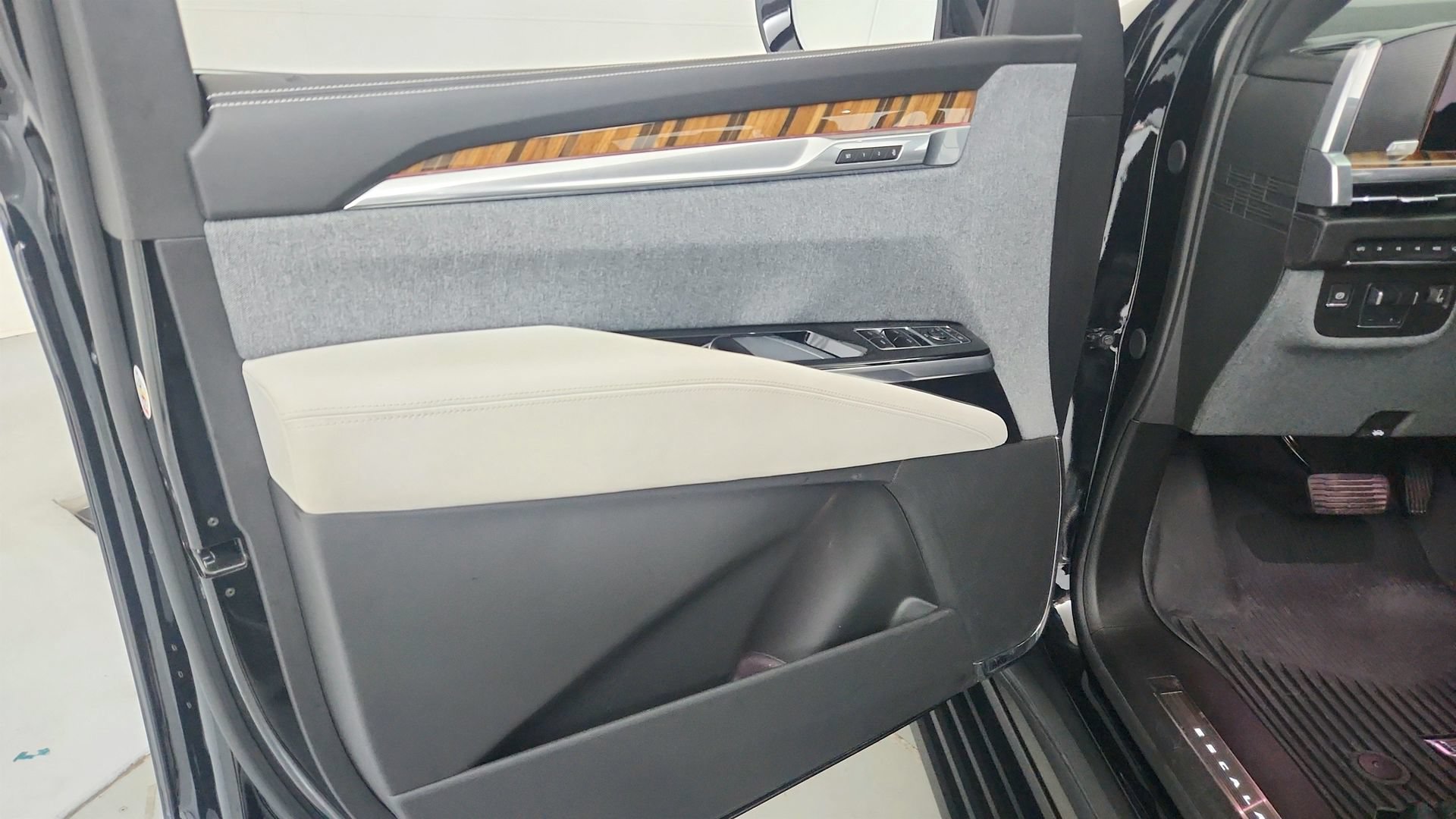 Certified 2025 Cadillac Escalade Sport Platinum w/ LPO, Floor Liner Package AWD/4WD image 17