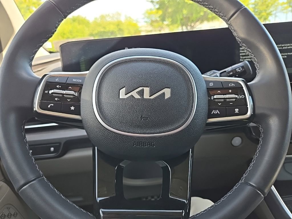 Used 2025 Kia Carnival EX FWD image 12