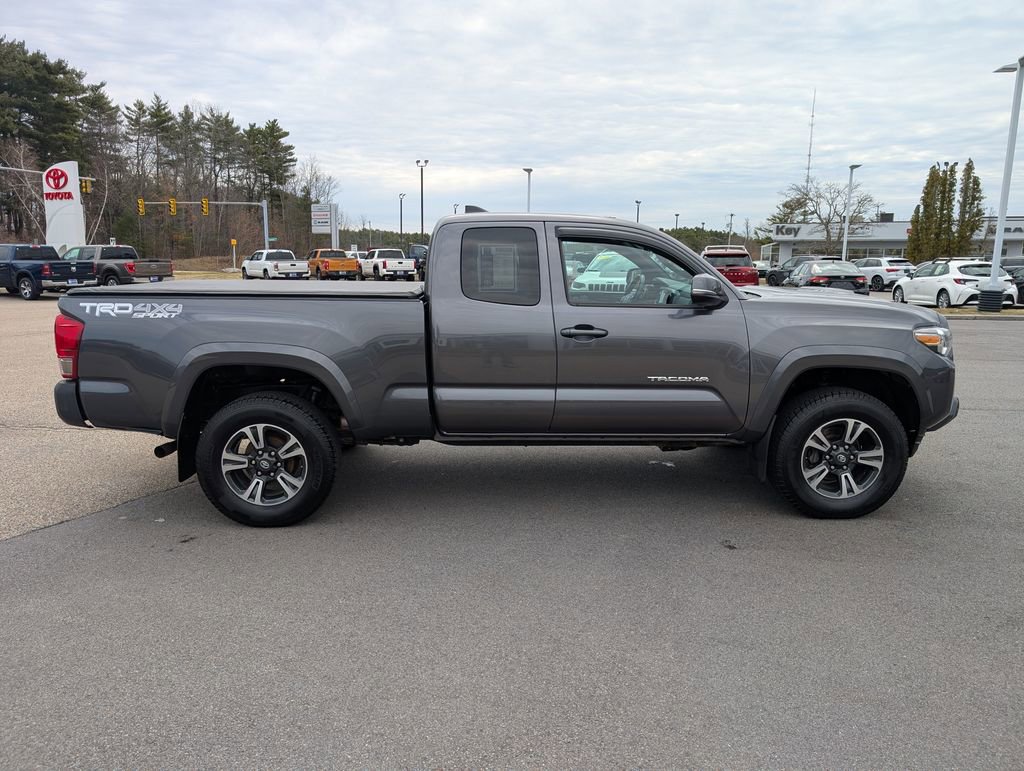 Used 2017 Toyota Tacoma TRD Sport image 6