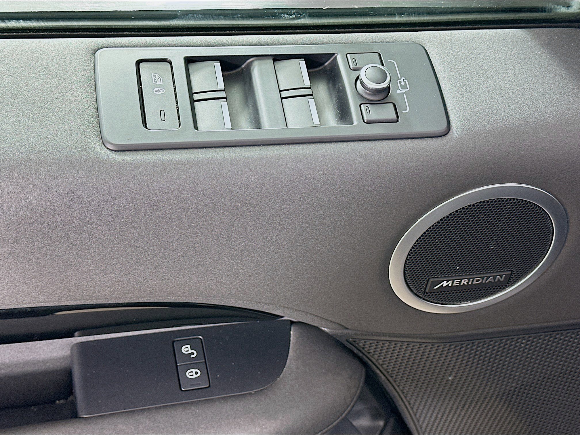 Used 2020 Land Rover Discovery SE image 18