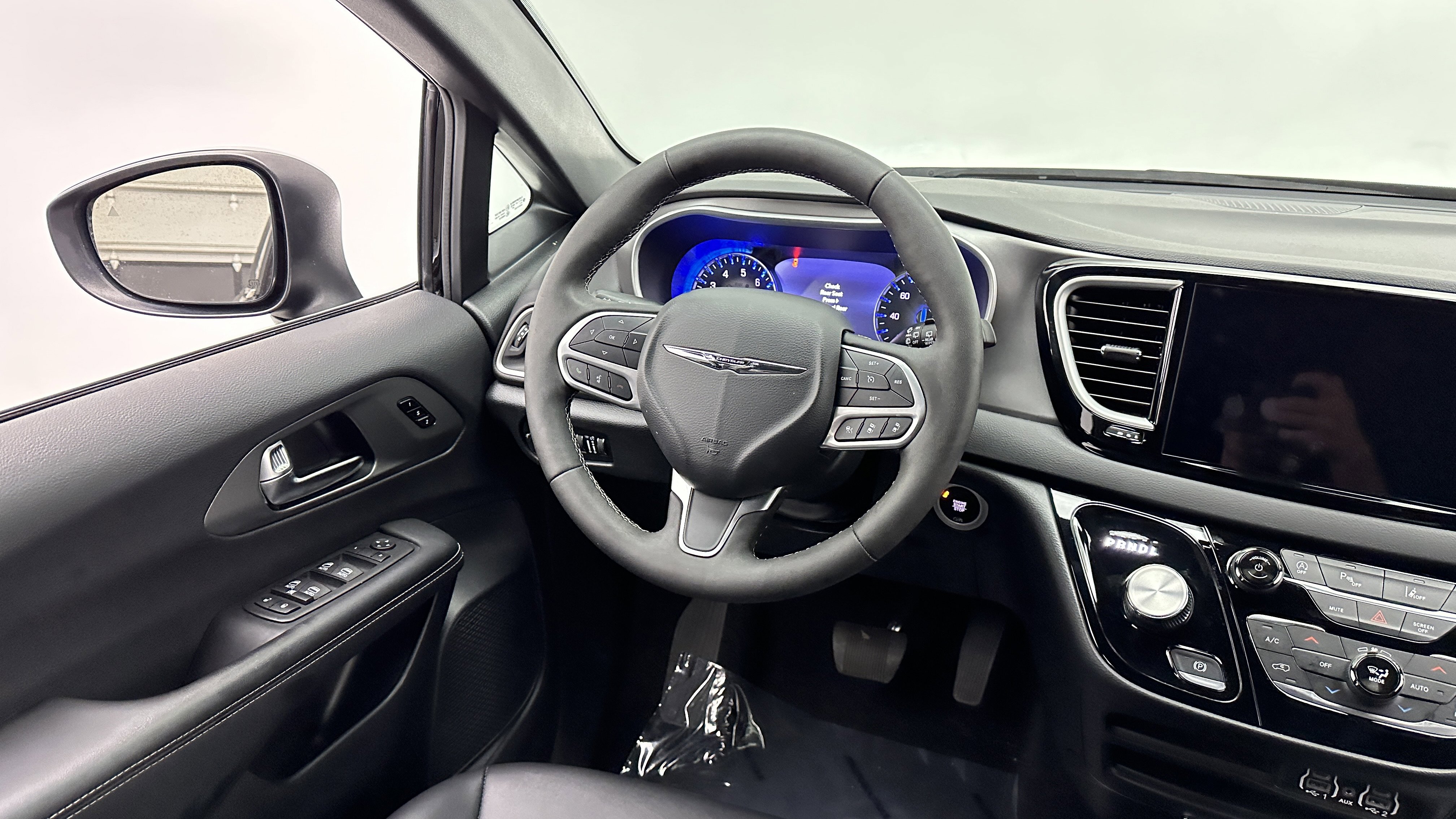 Used 2025 Chrysler Pacifica Select image 29