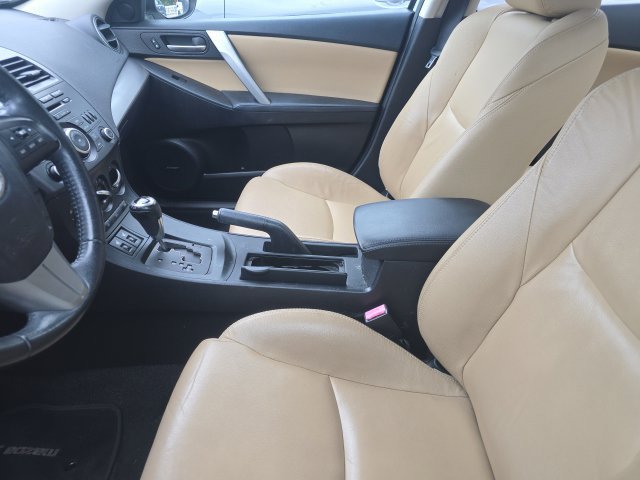 Used 2012 MAZDA MAZDA3 i Grand Touring w/ Tech Pkg FWD image 10
