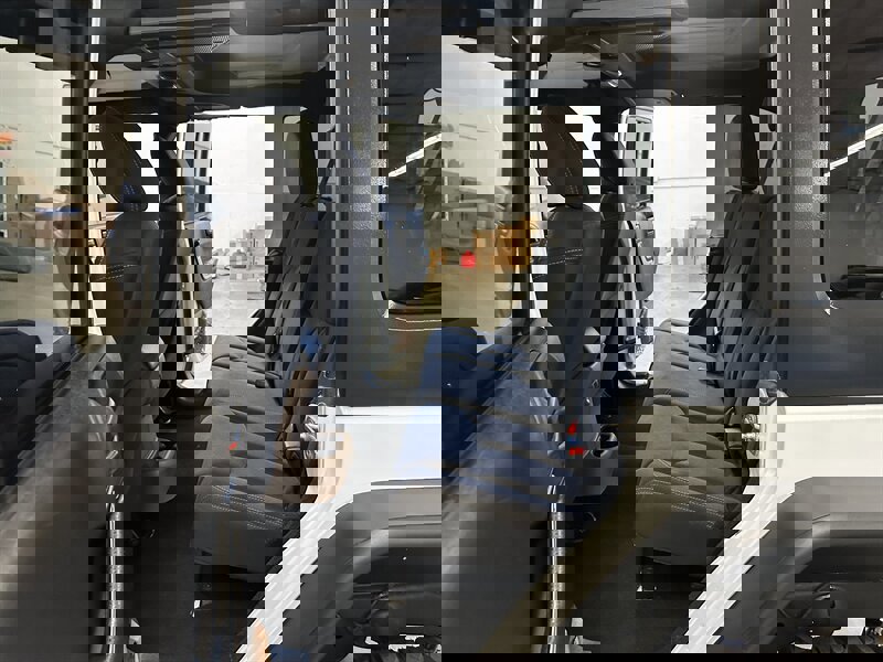 Used 2015 Jeep Wrangler Unlimited Rubicon w/ Connectivity Group image 17