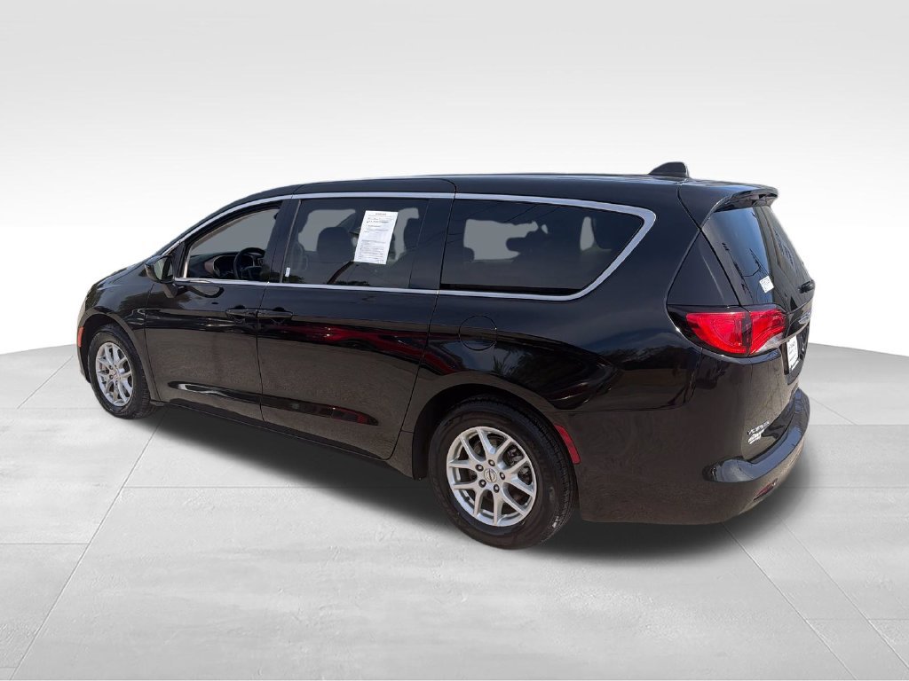 Used 2023 Chrysler Voyager LX FWD image 3