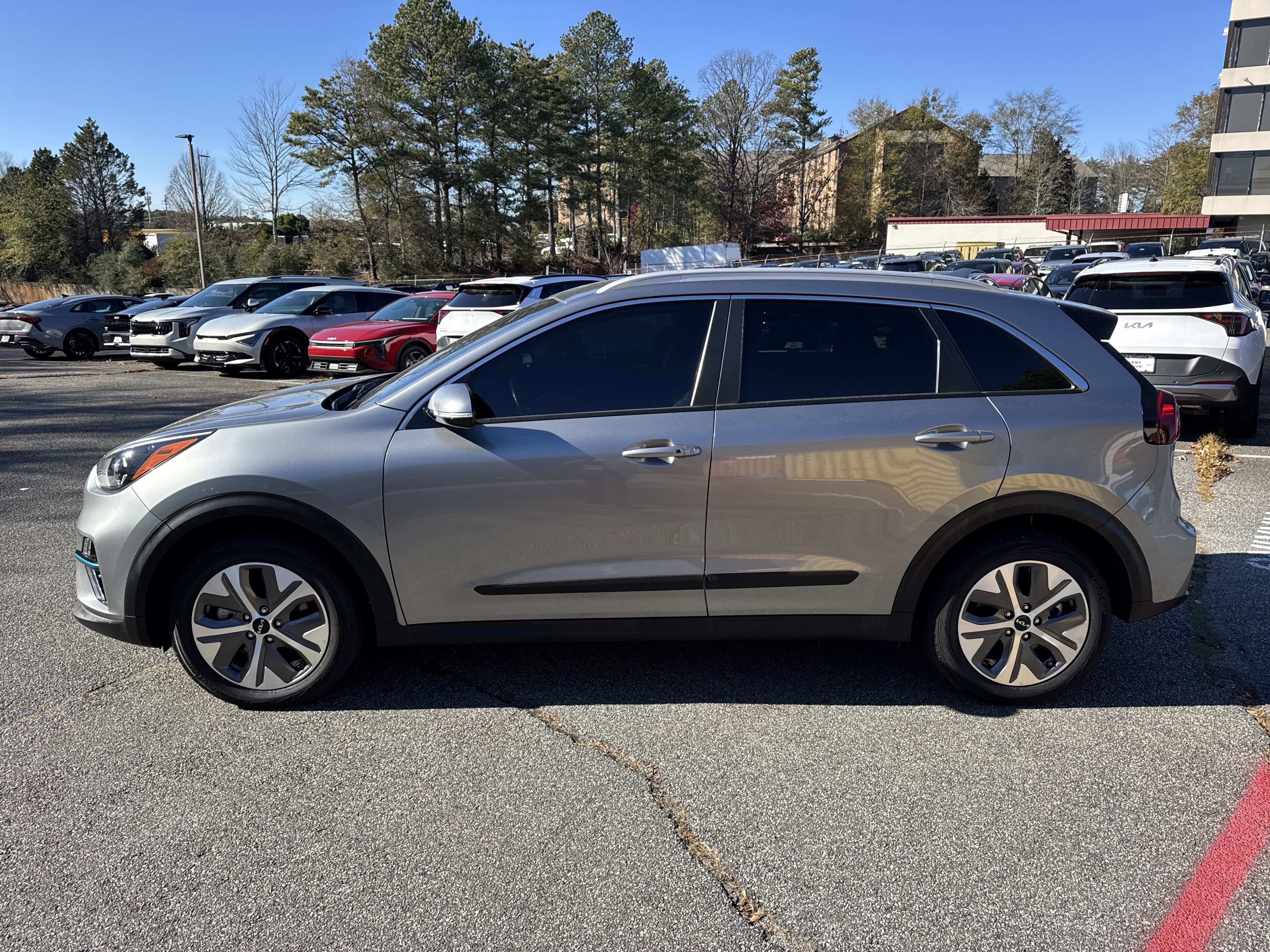 Used 2022 Kia Niro EX image 4