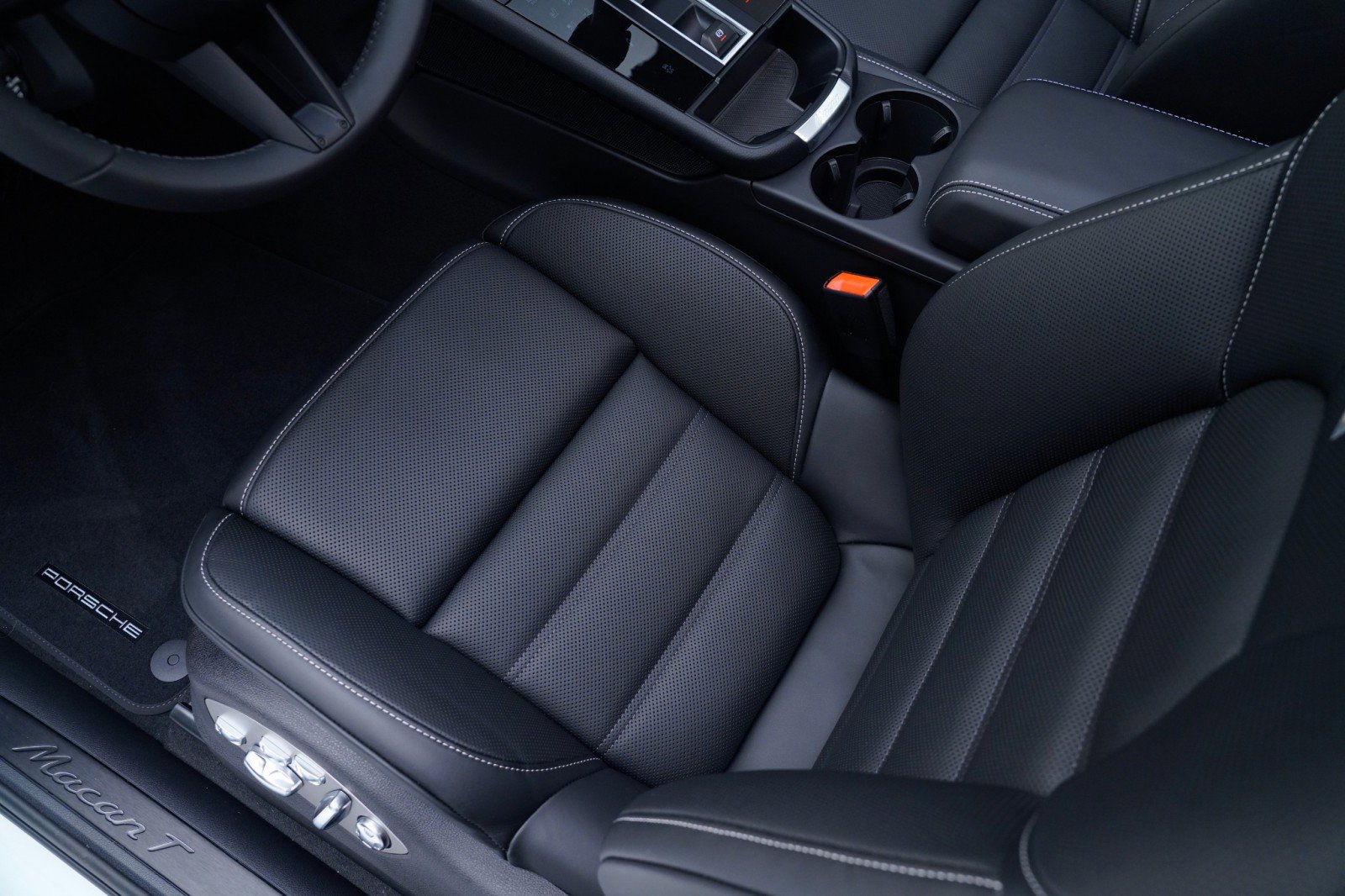 New 2026 Porsche Macan Turbo image 17