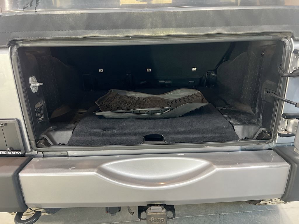 Used 2016 Jeep Wrangler Unlimited Sahara w/ Connectivity Group image 10