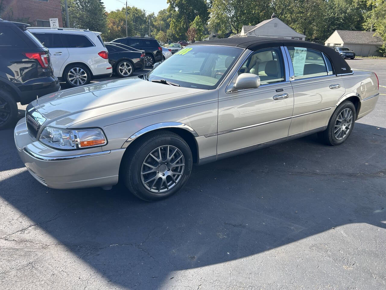 Used 2008 Lincoln Town Car Signature Limited image 1