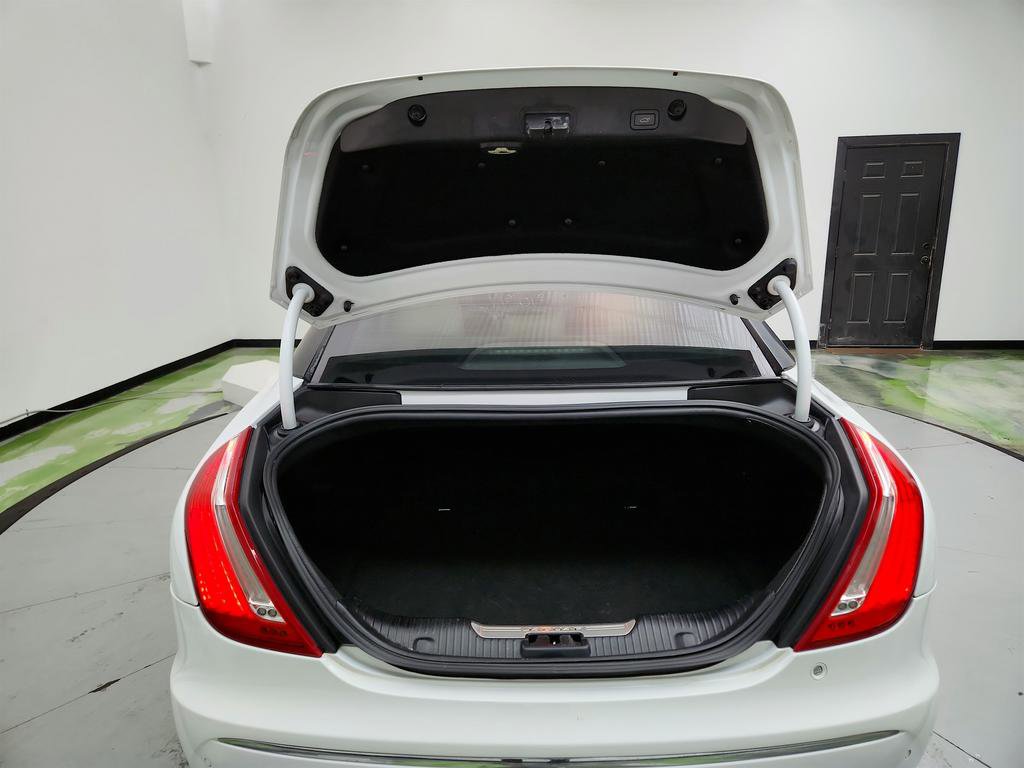 Used 2015 Jaguar XJ RWD image 29