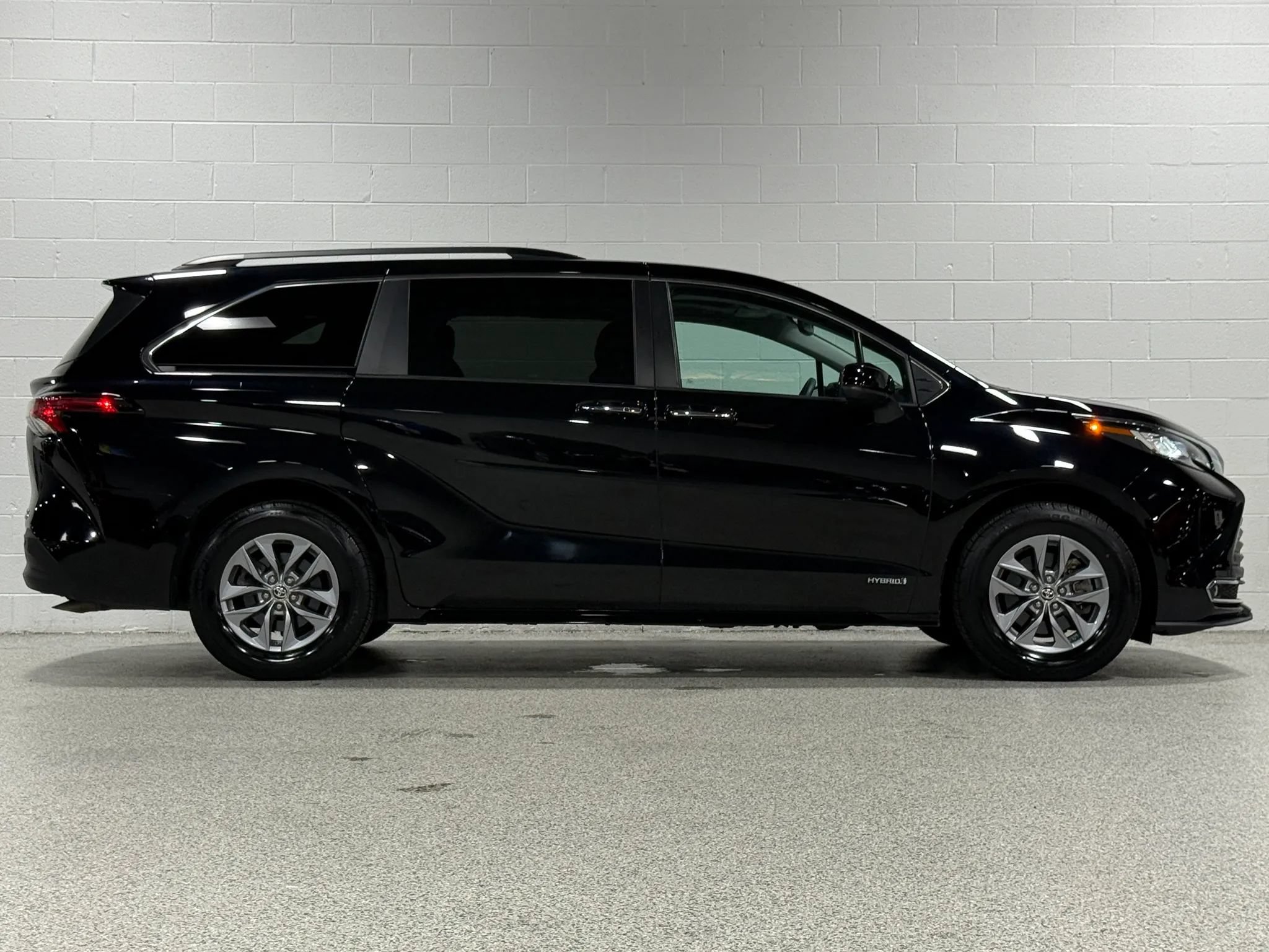 Used 2021 Toyota Sienna XLE FWD image 5