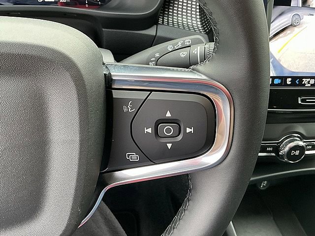 Certified 2025 Volvo XC40 B5 Plus image 29
