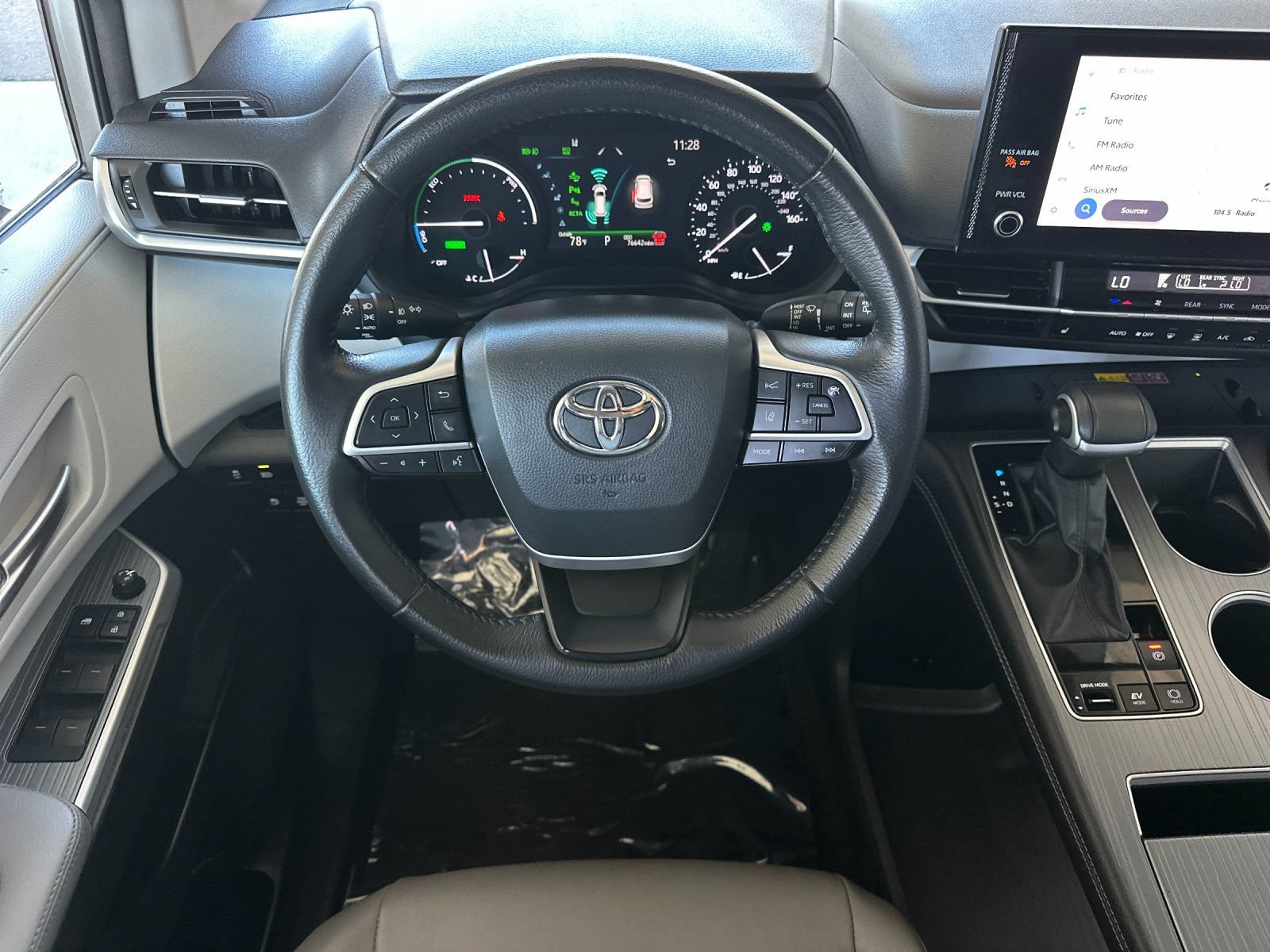 Used 2025 Toyota Sienna XLE FWD image 13