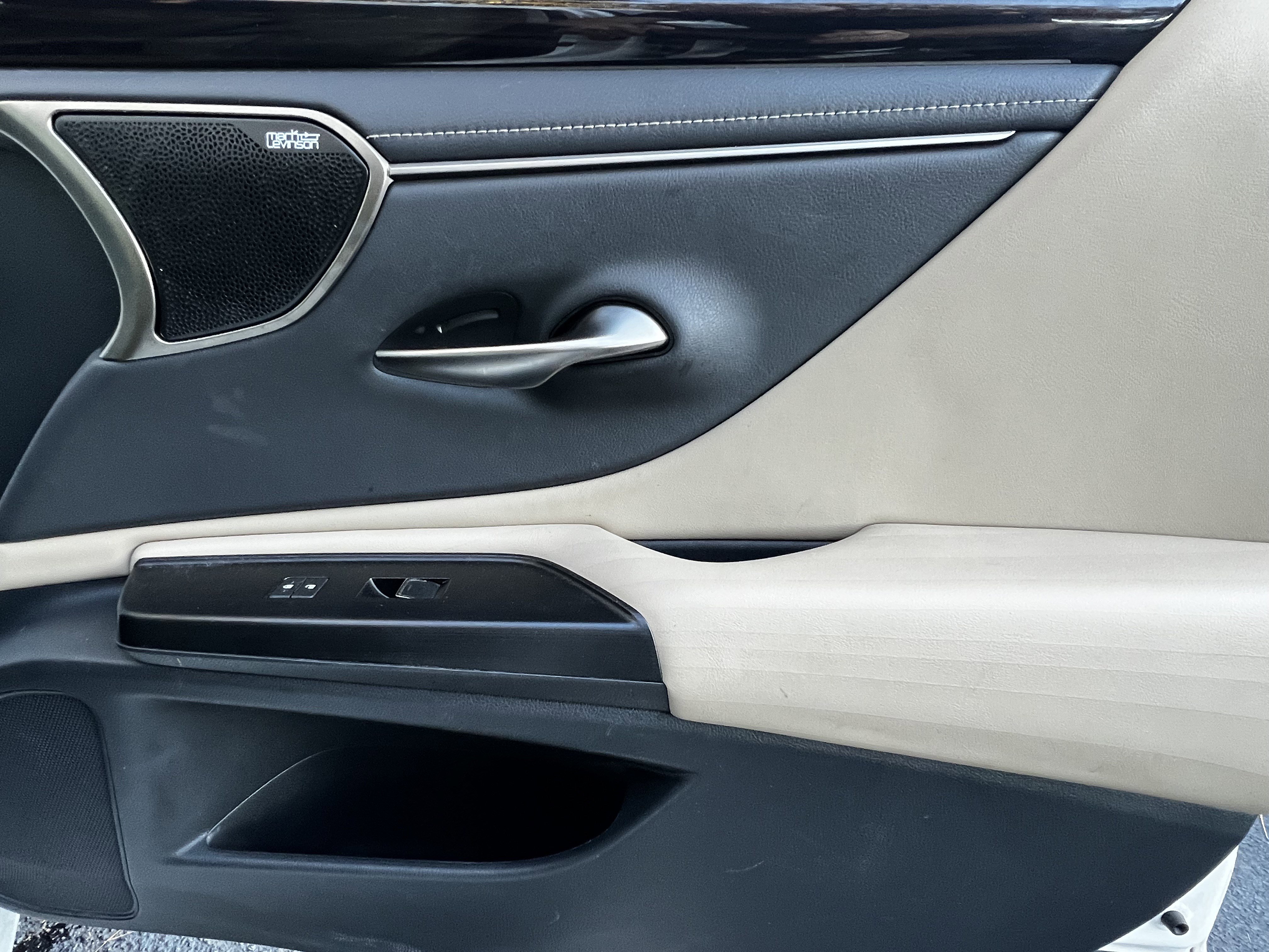 Used 2021 Lexus ES 300h Ultra Luxury w/ Accessory Package 2 image 43