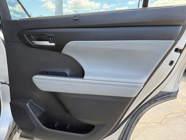 Used 2023 Toyota Highlander XLE AWD/4WD image 32