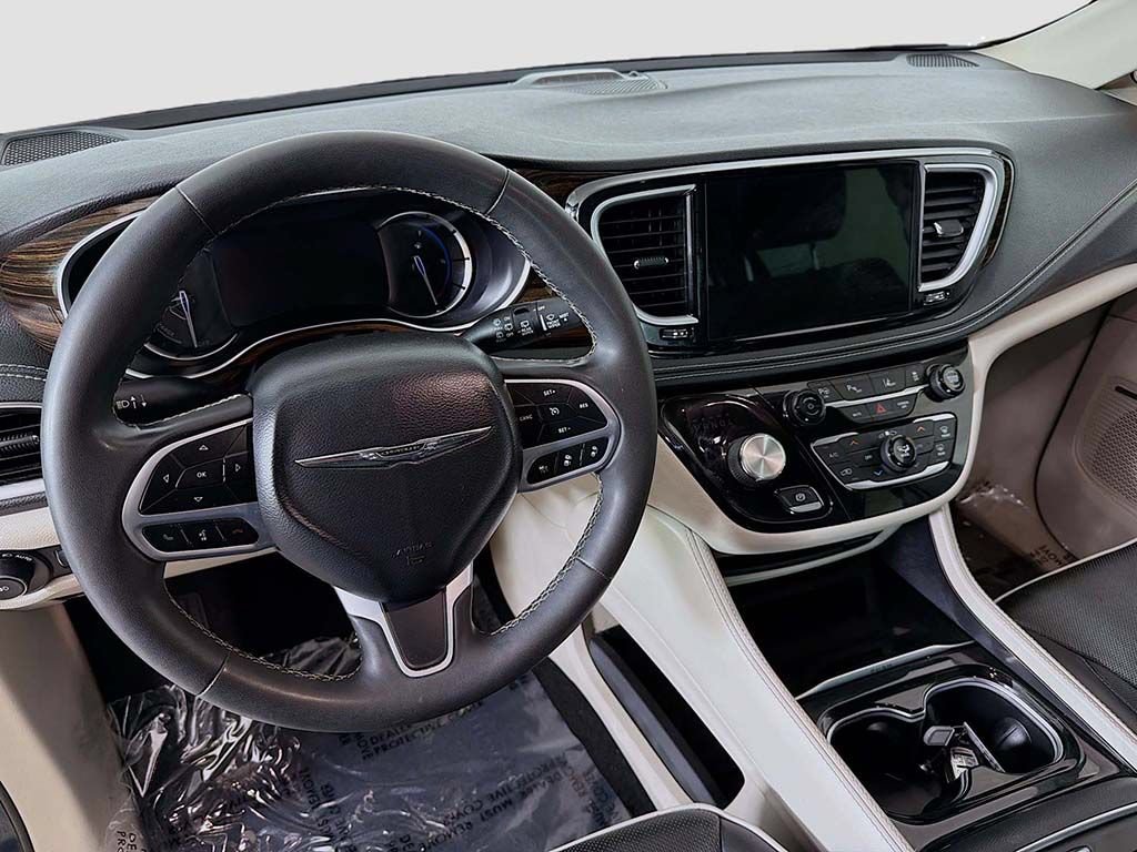 Used 2023 Chrysler Pacifica Limited w/ Uconnect Theater Family Group FWD image 25