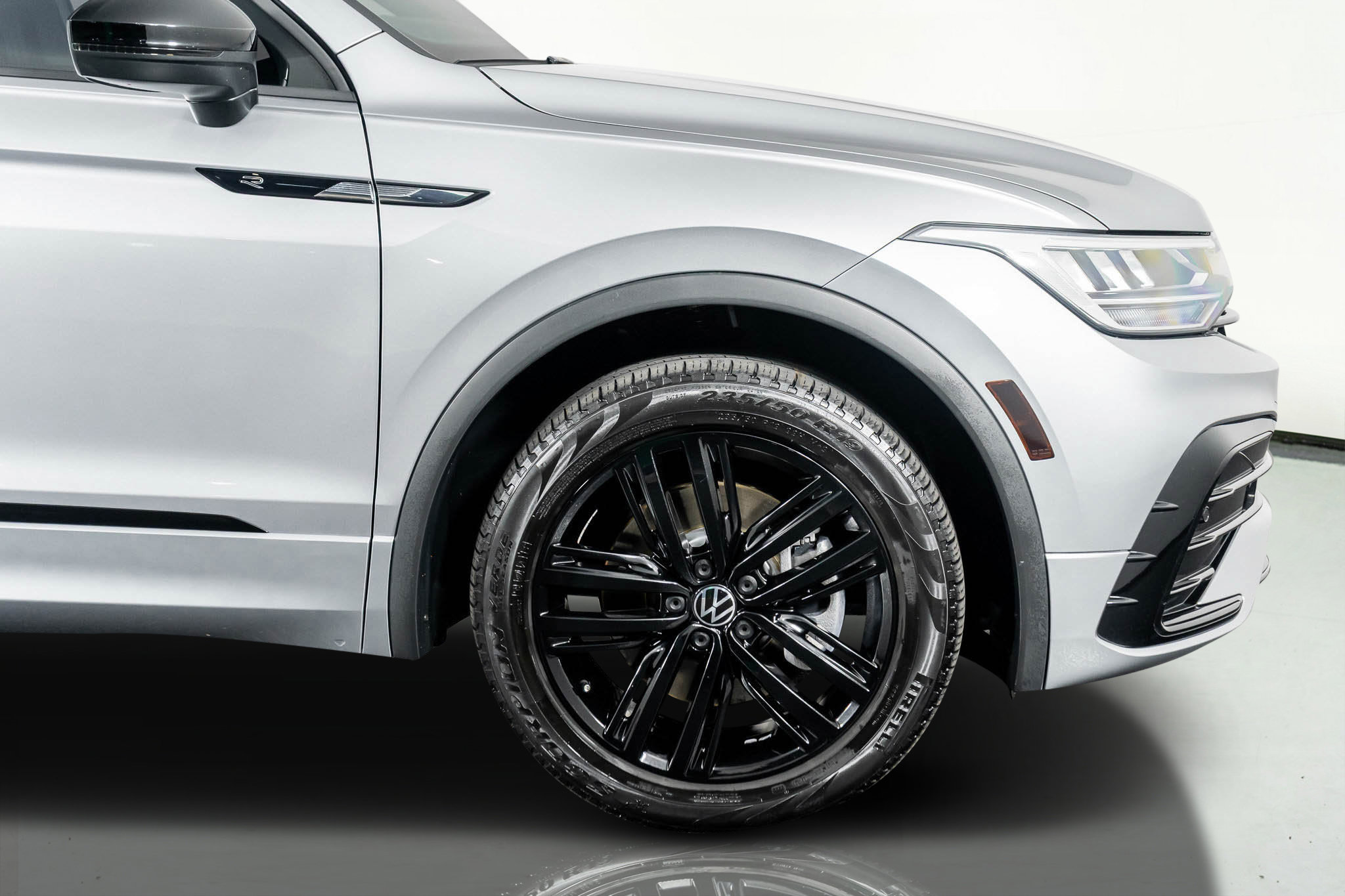 Used 2022 Volkswagen Tiguan SE R-Line image 16