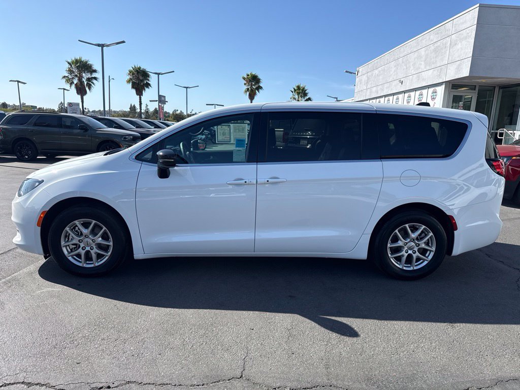 Used 2025 Chrysler Voyager LX FWD image 4