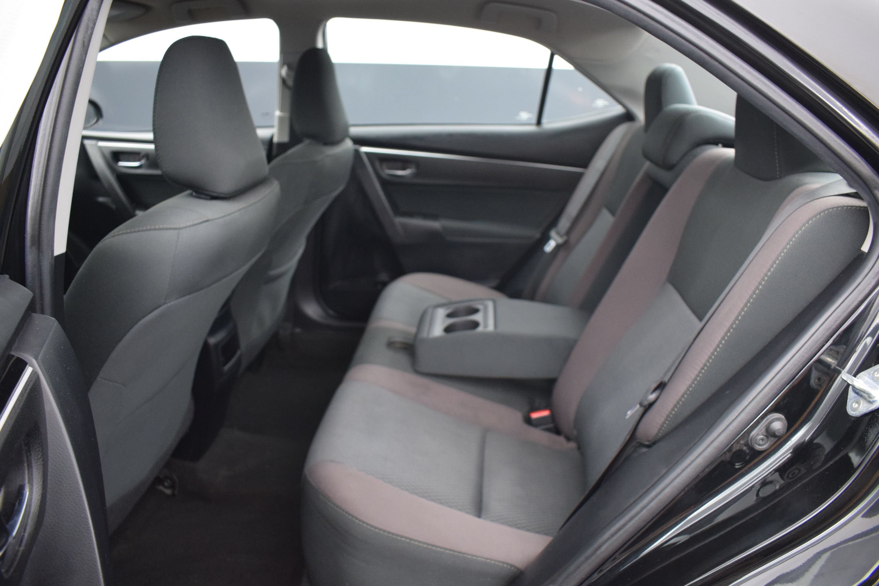 Used 2018 Toyota Corolla LE FWD image 12