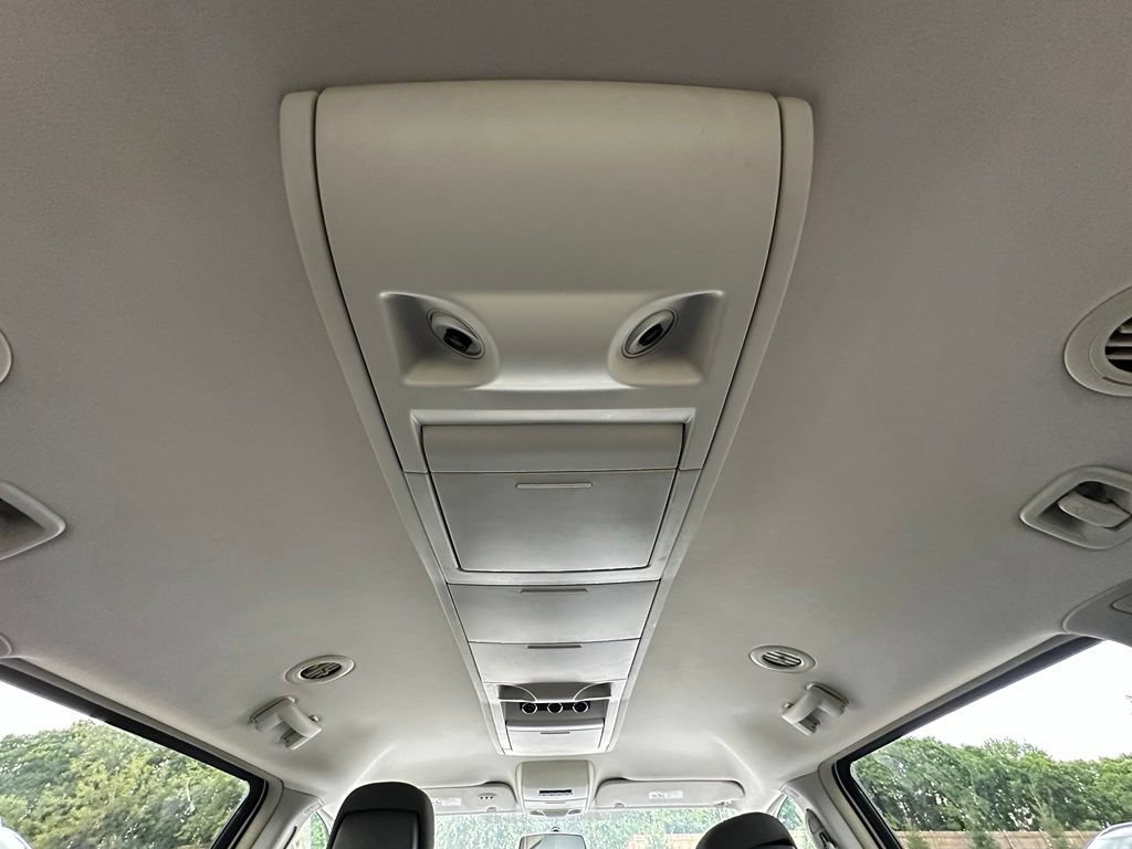 Used 2010 Chrysler Town & Country Touring FWD image 19