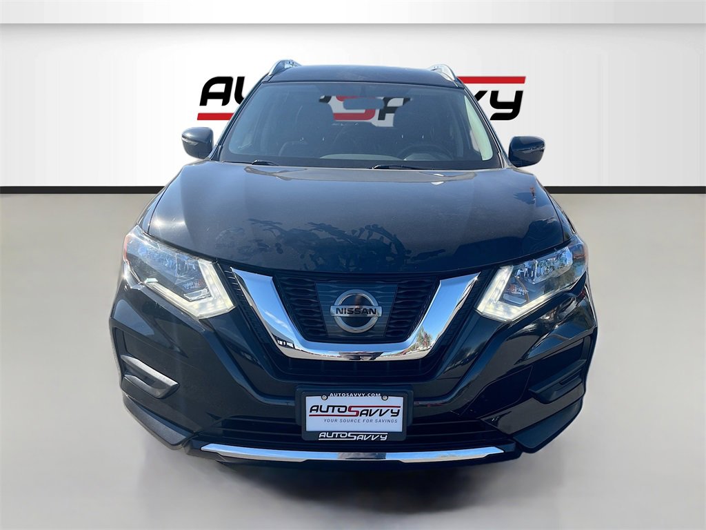 Used 2017 Nissan Rogue SV image 2